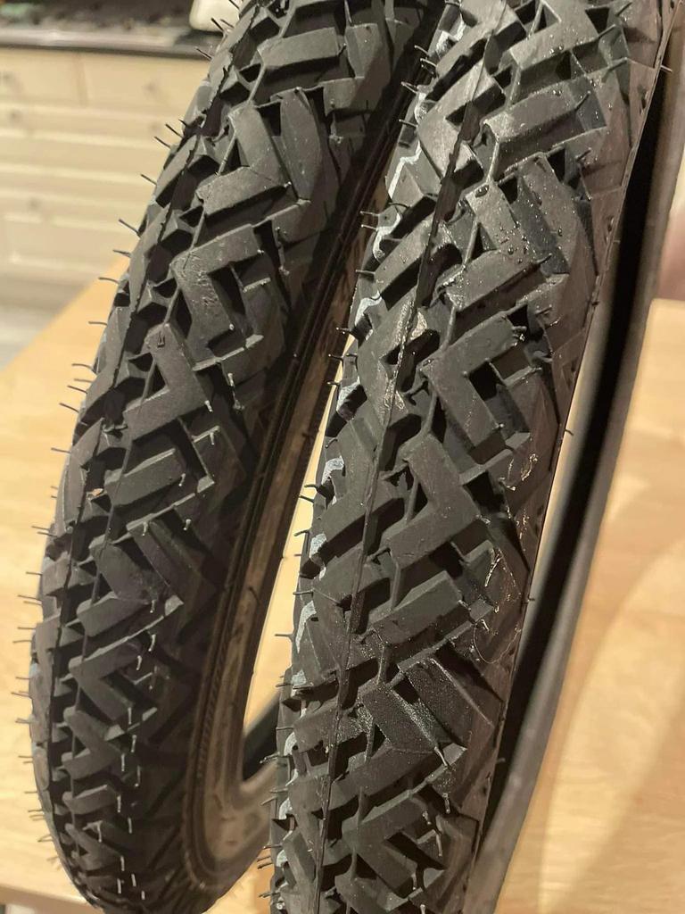 Pneus cyclomoteur 2.25/17, Vélos & Vélomoteurs, Pièces de cyclomoteur | Général, Enlèvement ou Envoi, Neuf