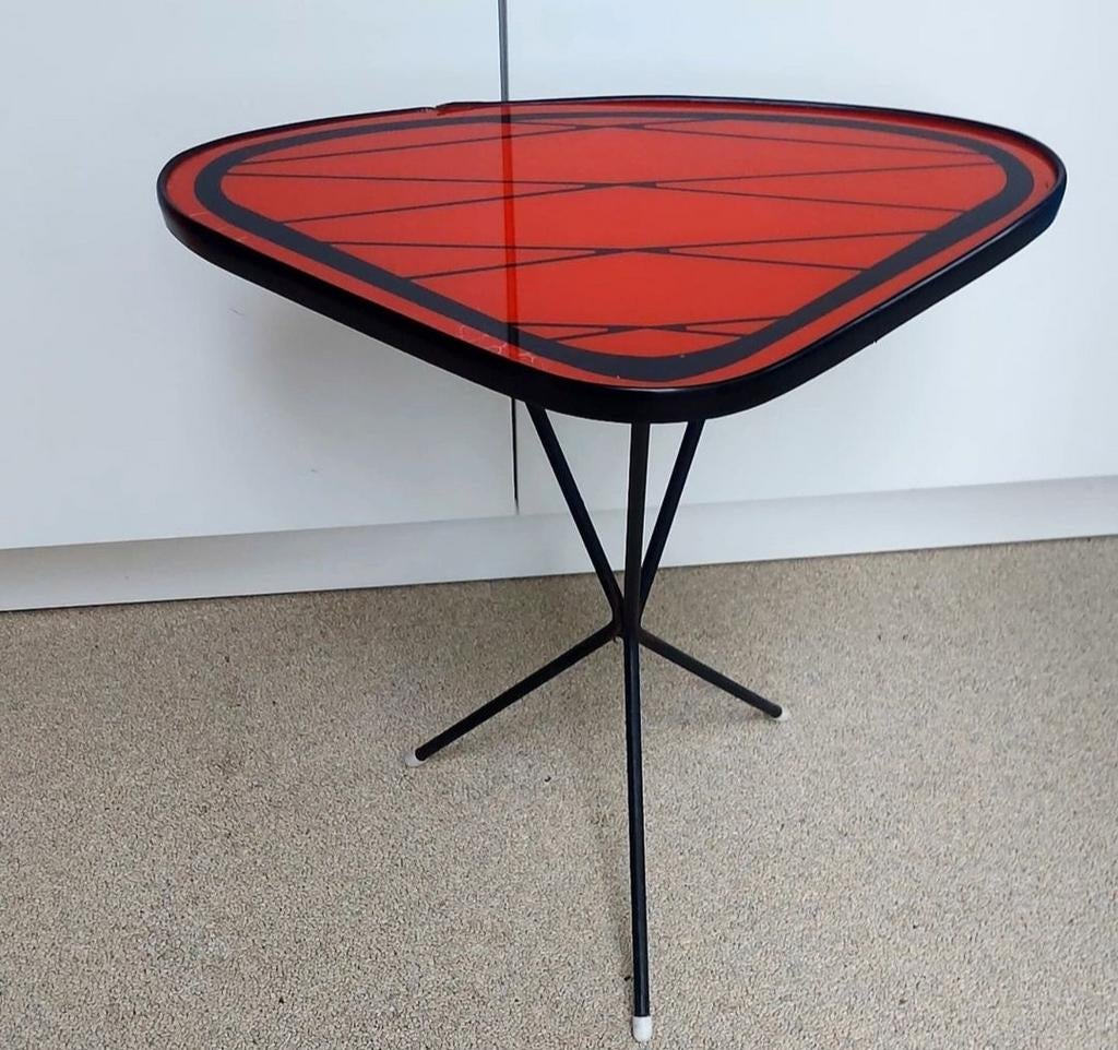 Table d'appoint des années 1950, Enlèvement ou Envoi