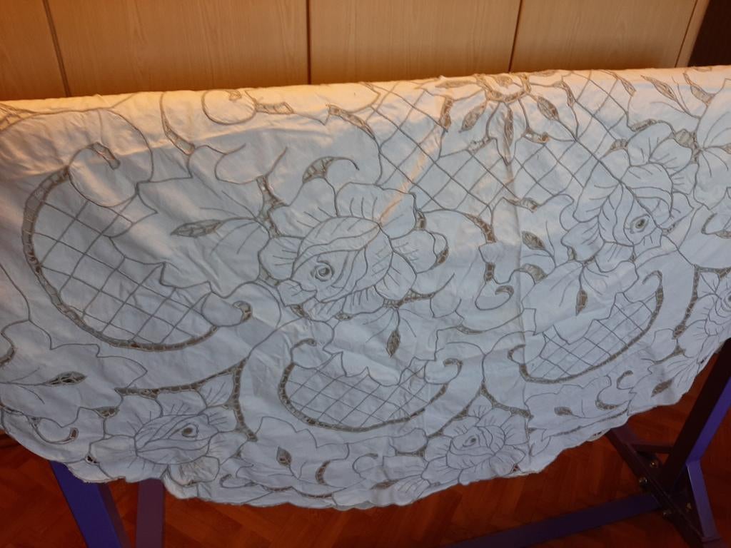 Rond geborduurd tafeltapijt met 8 servetten, Ophalen, Rond