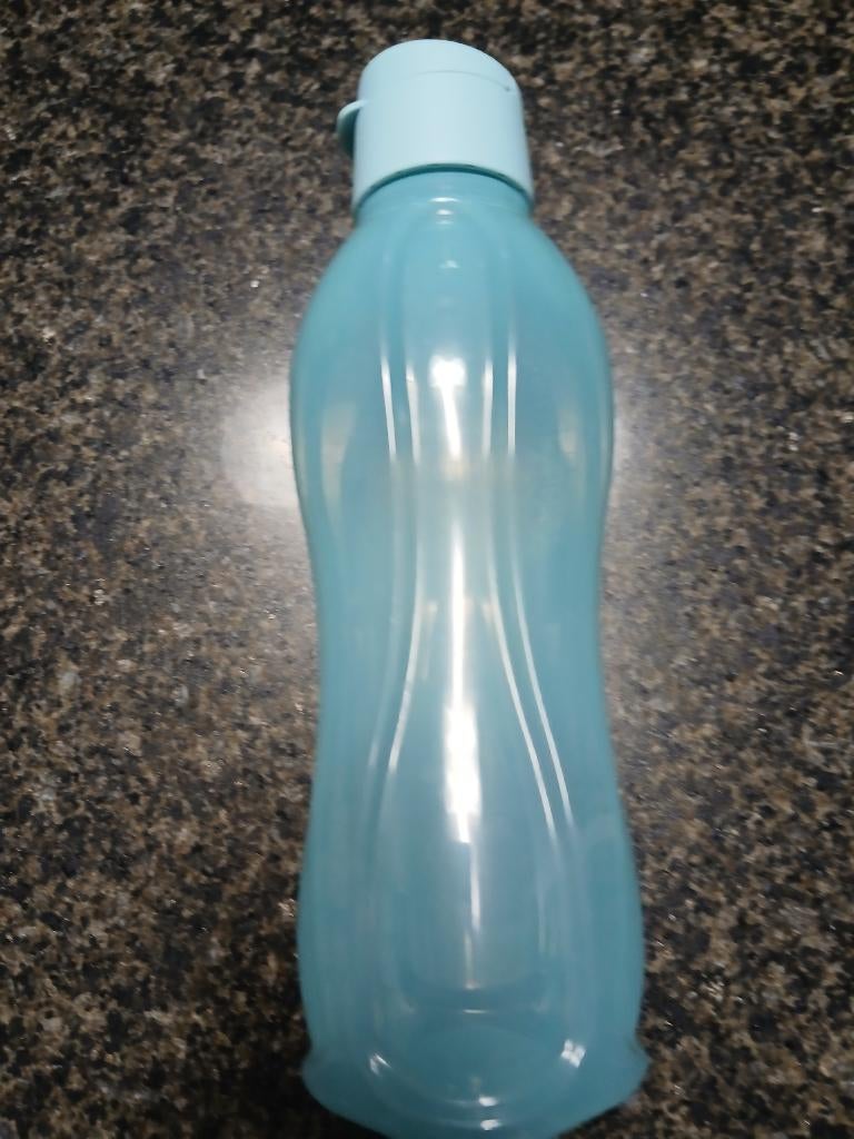 Bouteille à boire Tupperware 750 ml, Maison & Meubles, Cuisine| Tupperware, Enlèvement ou Envoi, Comme neuf, Bleu, Autres types