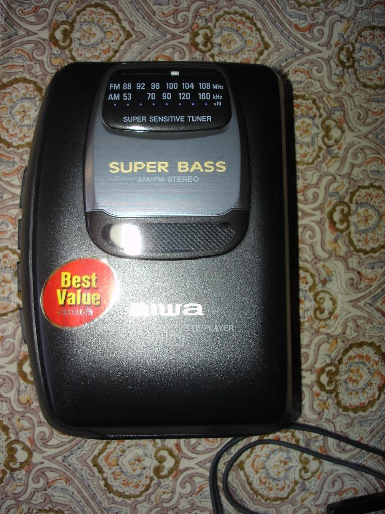 Draagbare stereo radio casette speler AIWA & 34 casettes, Audio, Tv en Foto, Stereoketens, Overige merken, Tuner of Radio, Verzenden