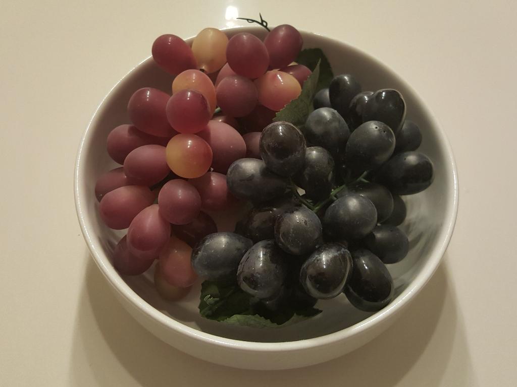 2 grappes de raisin en plastique: raisins rouges + bleus, Enlèvement ou Envoi