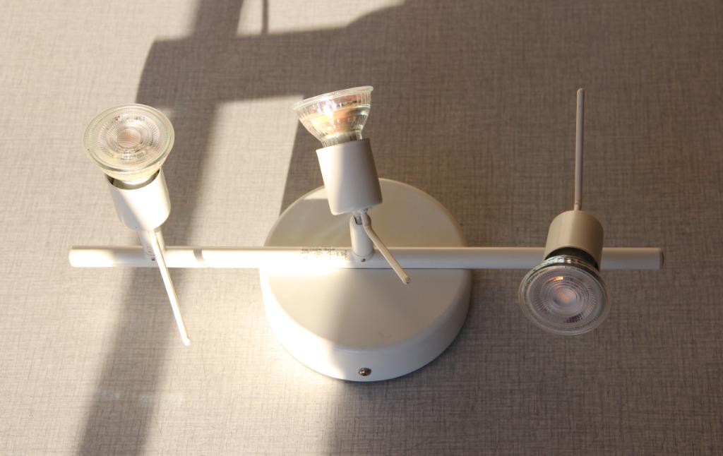 3 spots sur réglettes Tross IKEA, Maison & Meubles, Enlèvement ou Envoi, Utilisé, Métal ou Aluminium, Halogène