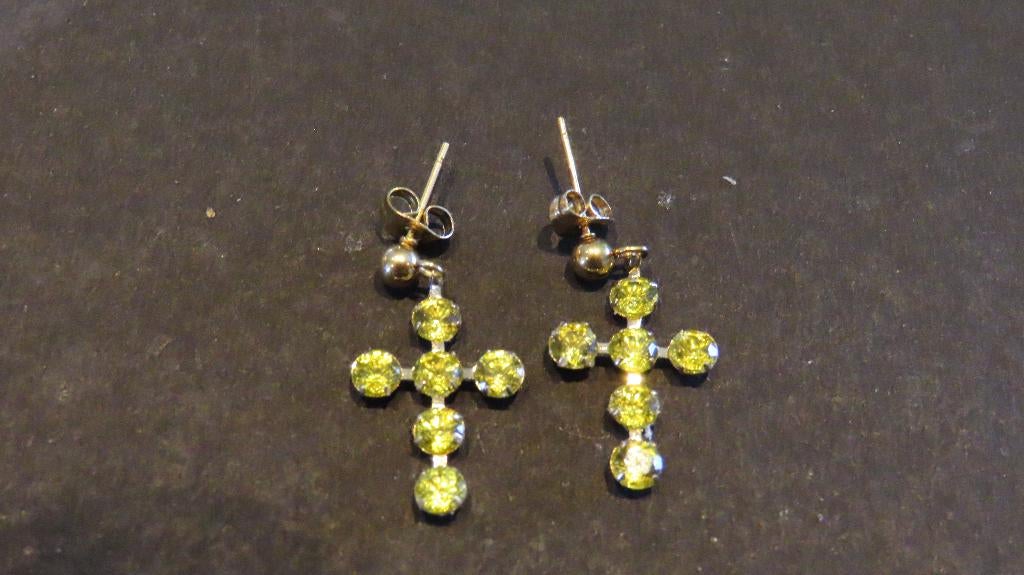 Boucle d'oreille en forme de croix péridot, Neuf, Enlèvement ou Envoi, Or, Pendantes