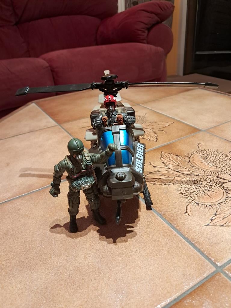 Hélicoptère de combat et 2 figurines Chap Mei, Enlèvement ou Envoi, Comme neuf