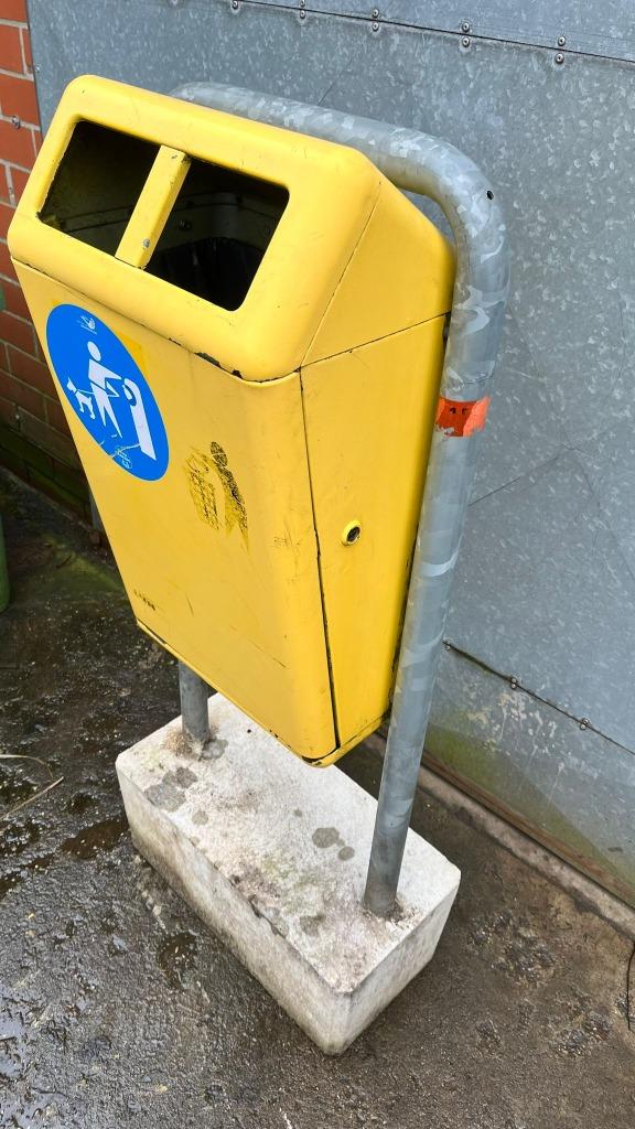 prullenbak, vuilnisbak, op betonnen voet capitole 2 stuks, Ophalen, Gebruikt, 50 tot 75 cm, 40 liter of meer