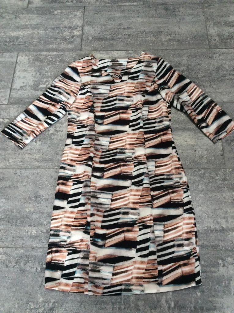 Robe Claude Arielle 42 avec écharpe, Vêtements | Femmes, Taille 42/44 (L), Enlèvement ou Envoi, Autres couleurs, Comme neuf