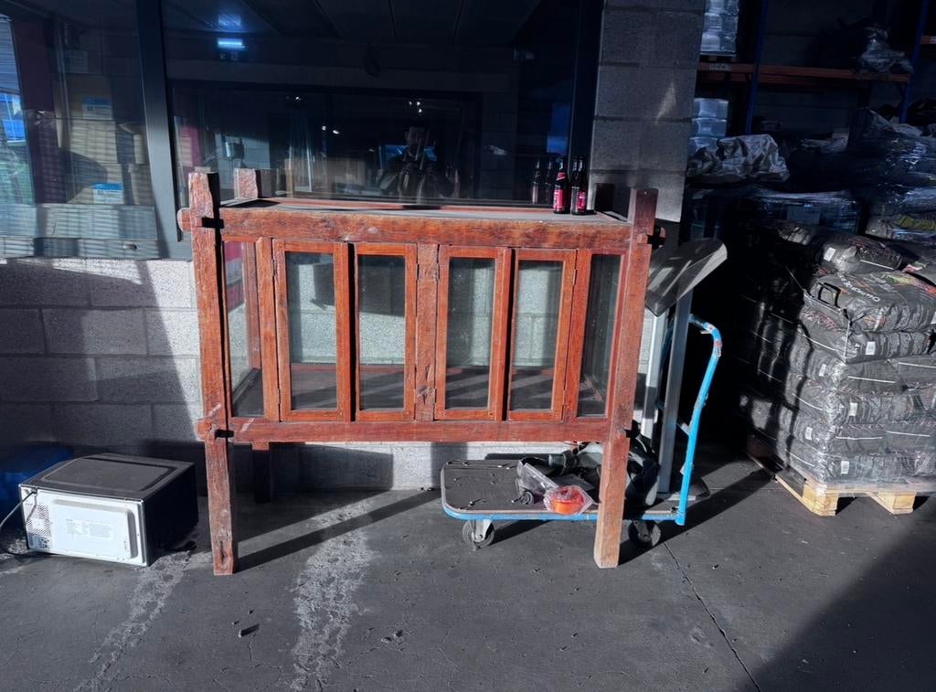 Vitrine en chêne, Enlèvement