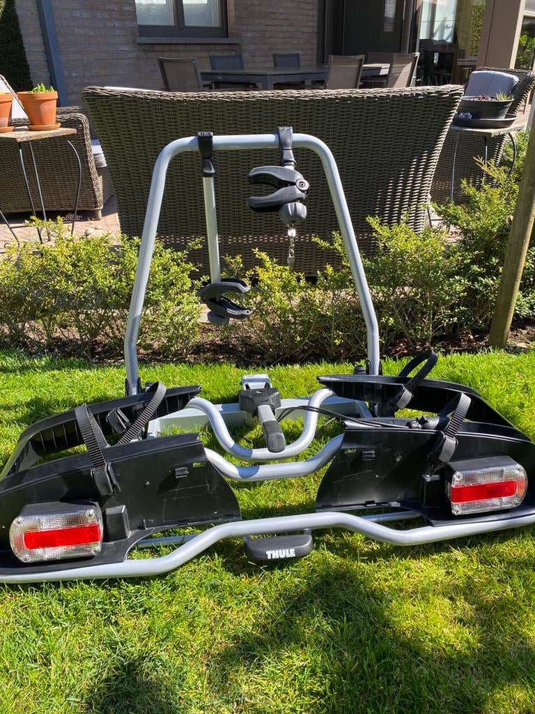 Thule fietsendrager tot 60kg, Auto diversen, Fietsendragers, Zo goed als nieuw, Trekhaakdrager, 2 fietsen, Elektrische fiets, Ophalen