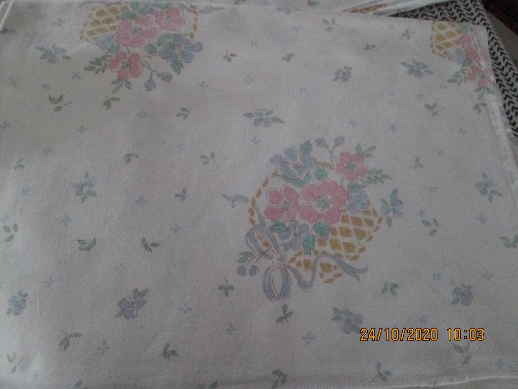 Nappe blanche en tissu avec paniers de fleurs., Maison & Meubles, Nappes, Enlèvement, Comme neuf, Rectangle, Intérieur