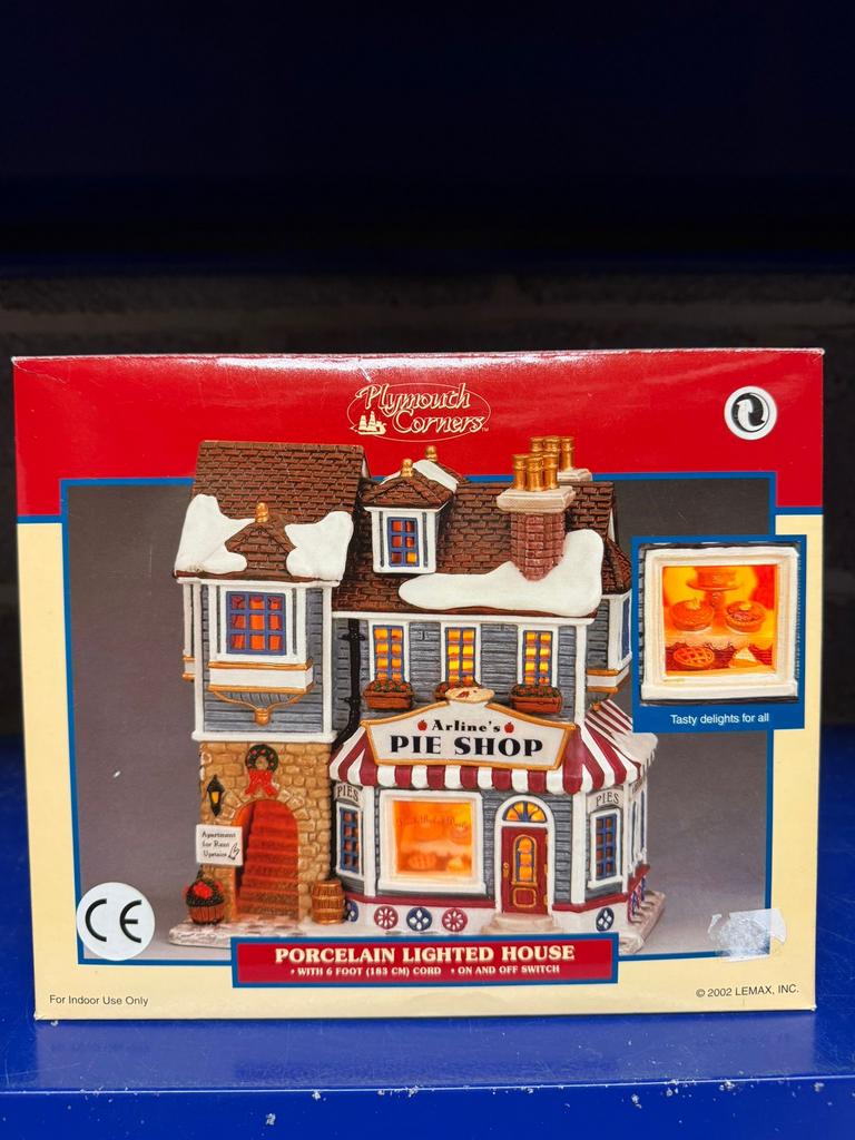 Lemax Plymouth Corners Arline’s Pie Shop 2002, (25659A), Diversen, Kerst, Ophalen of Verzenden, Zo goed als nieuw