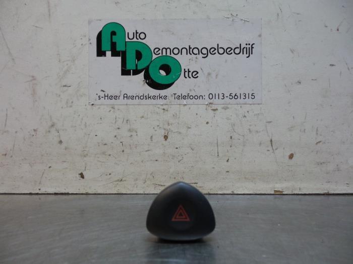 Commutateur éclairage d'urgence d'un Renault Clio (Clio 2 0, Renault, -, Utilisé, -