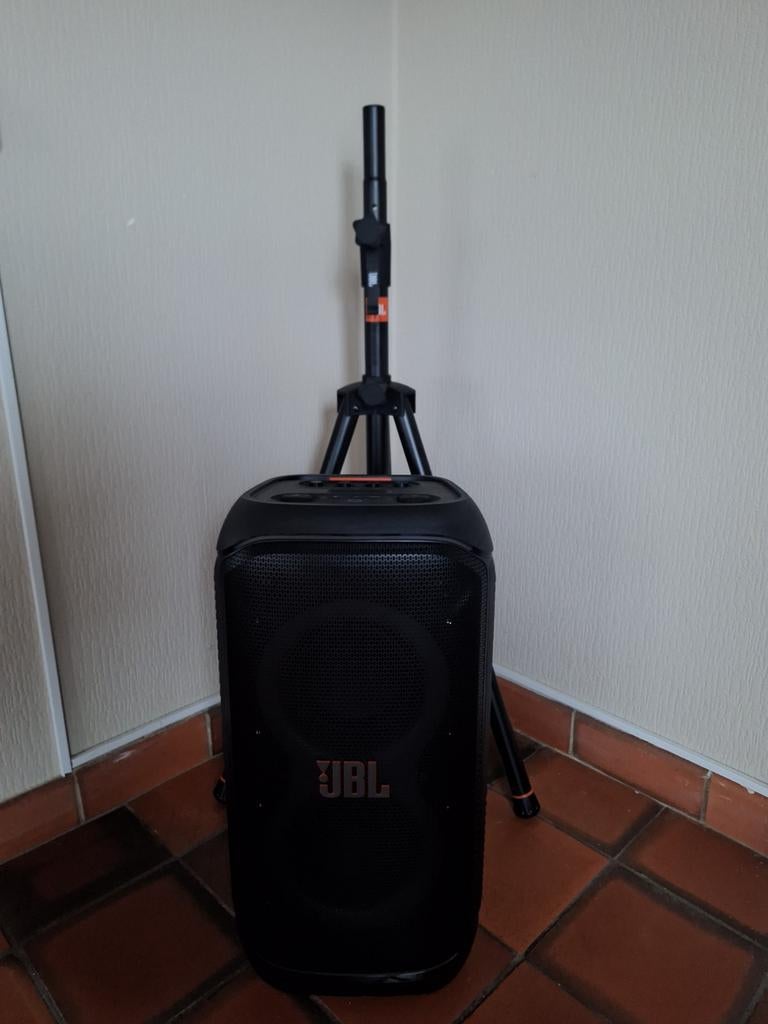 Jbl partybox 320 plus trépied jbl, Muziek en Instrumenten, Behuizingen en Koffers, Ophalen