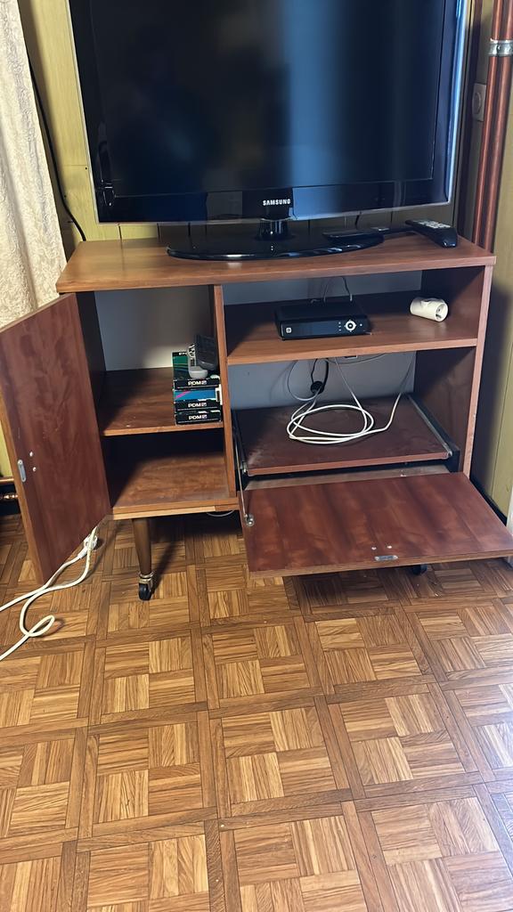Tv meubel op wieltjes, Huis en Inrichting, Ophalen, Gebruikt, Overige houtsoorten