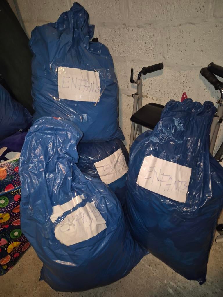 +/- 100 vêtements enfants mixtes.TB état. Pas de livraison., Enfants & Bébés, Enlèvement