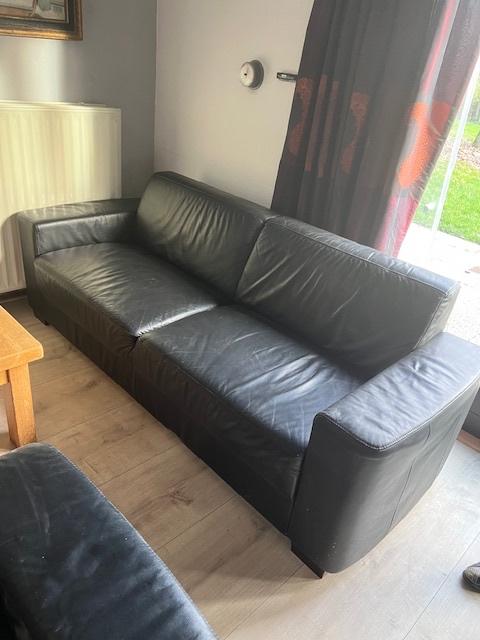 GRATIS zwarte 3-zots bank lederlook in nette staat, Enlèvement, Utilisé, Trois personnes, Banc droit