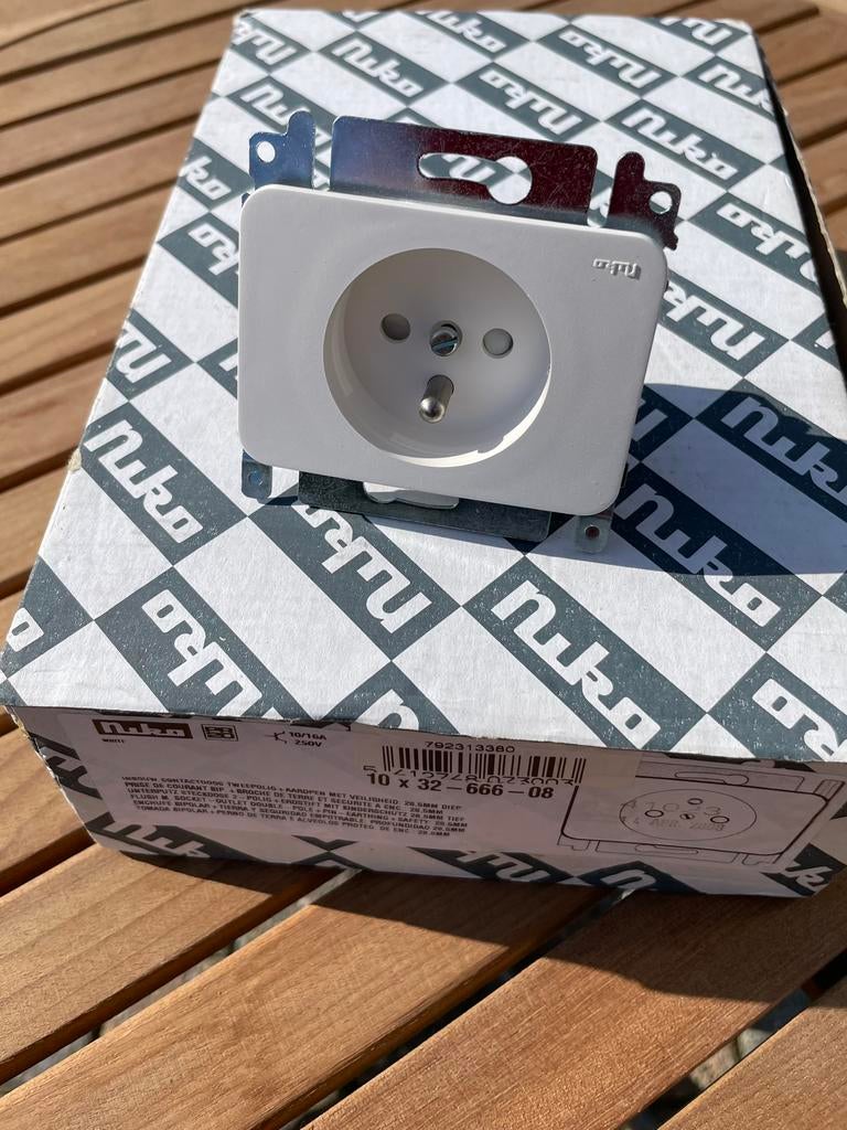 Nieuwe niko pr 20 stopcontacten ouder model, Bricolage & Construction, Électricité & Câbles, Enlèvement, Neuf, Interrupteur