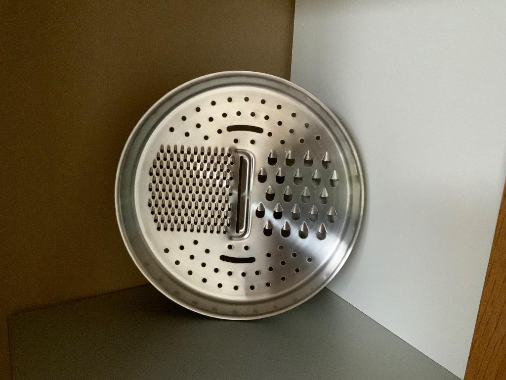 Râpe neuve circulaire en acier inoxydable AMC, Maison & Meubles, Enlèvement ou Envoi, Neuf, Inox, Autres types