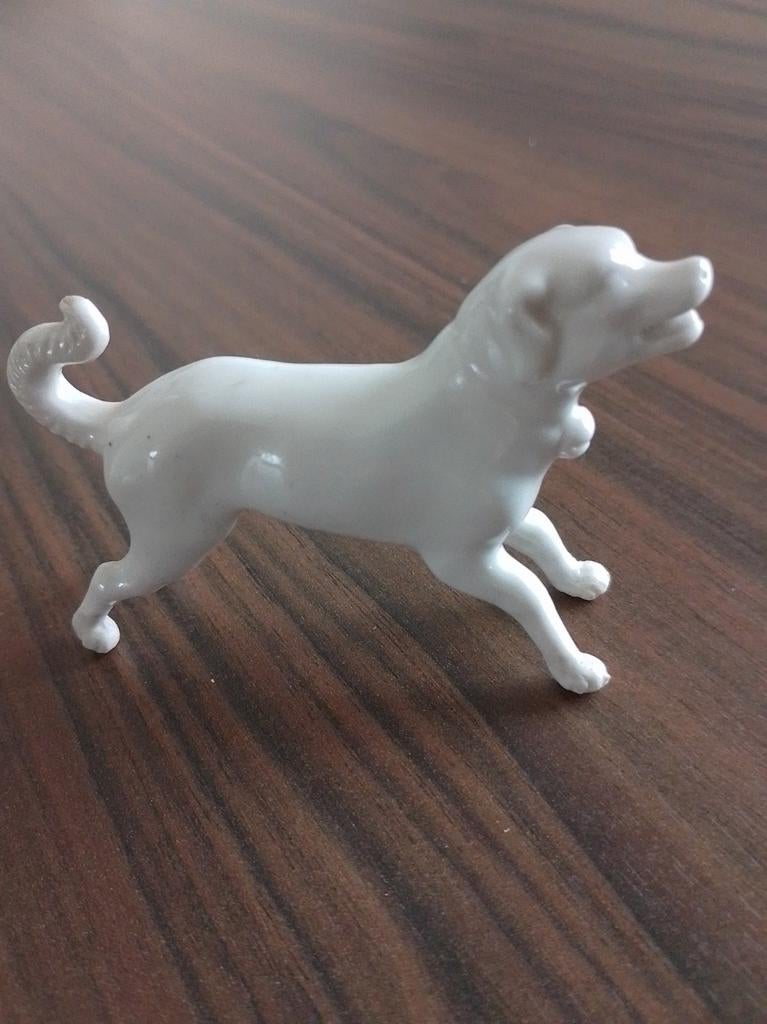 Oud wit porseleinen hondje, Antiek en Kunst, Antiek | Porselein, Ophalen of Verzenden