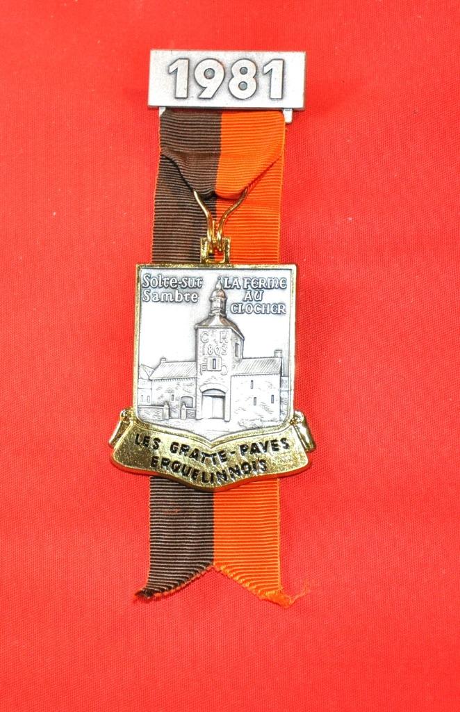 medaille de marche les gratte paves erquelinnois (10), Enlèvement ou Envoi, Autres matériaux