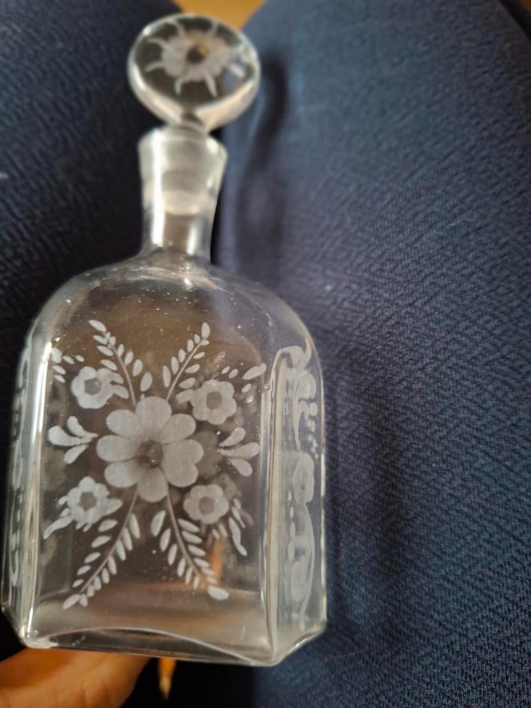 Flacon de parfum taillé décor floral, Antiquités & Art, Enlèvement ou Envoi