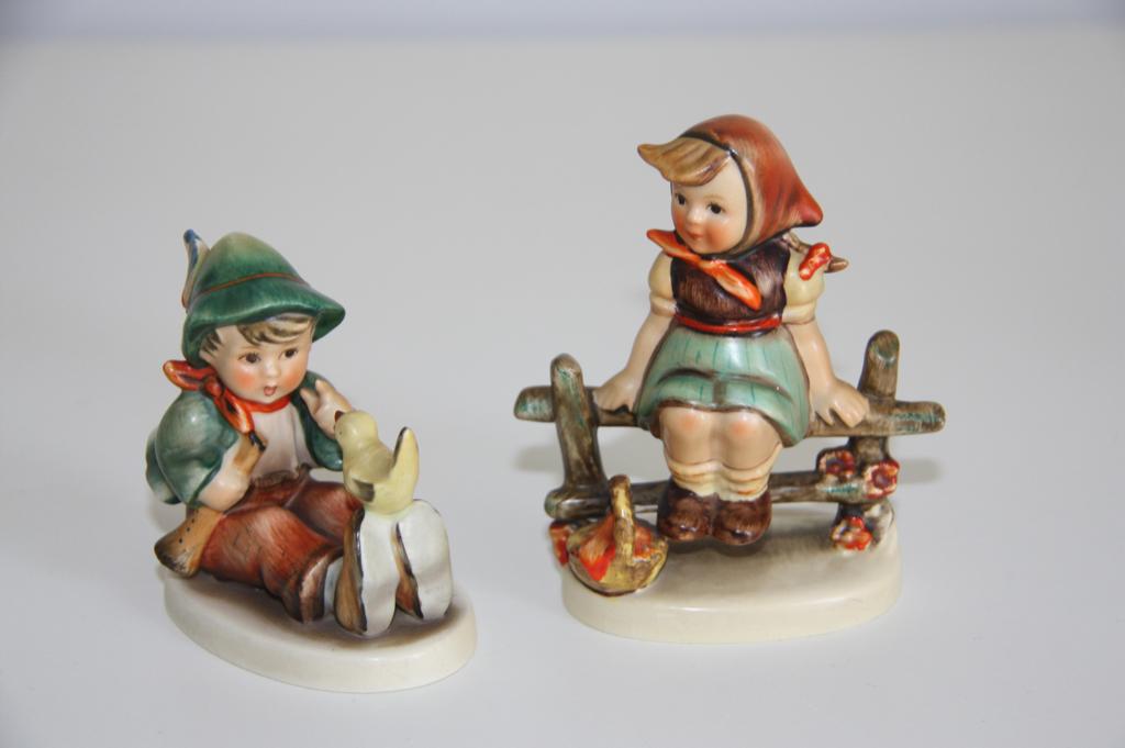 Hummel 2 kleine beeldjes goebel * meisje en jongen, Collections, Statues & Figurines, Utilisé, Hummel, Enlèvement ou Envoi