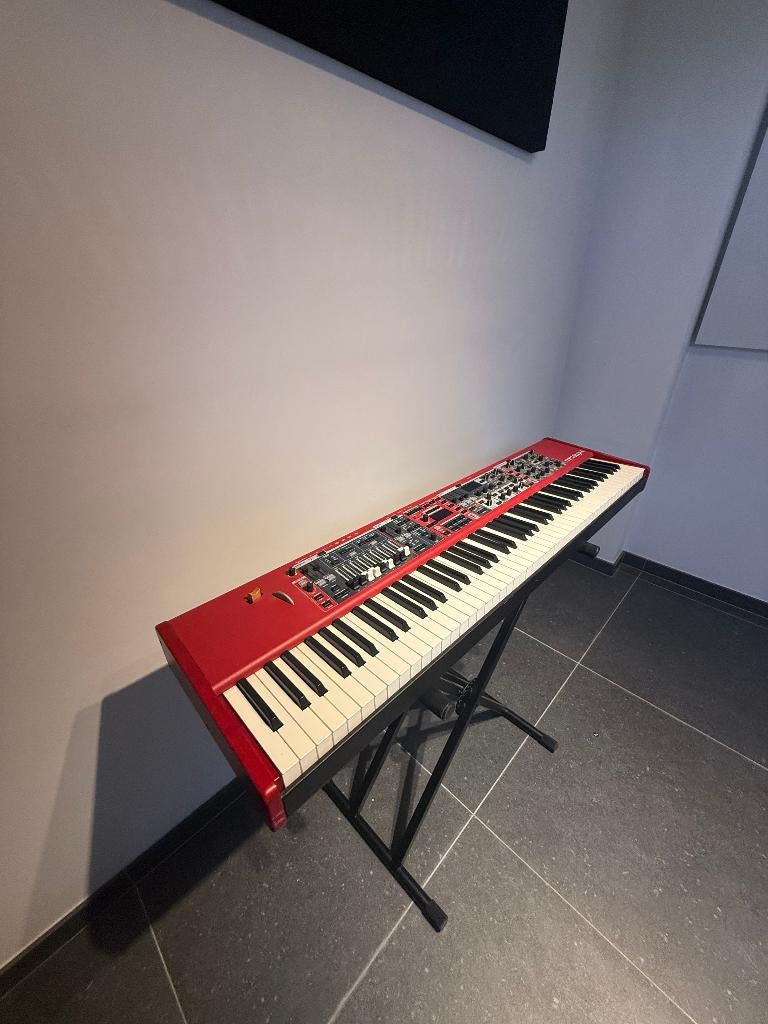 Nord Stage 4 88 Red satin, Muziek en Instrumenten, Keyboards, Zo goed als nieuw, 88 toetsen, Overige merken, Aanslaggevoelig, Met standaard