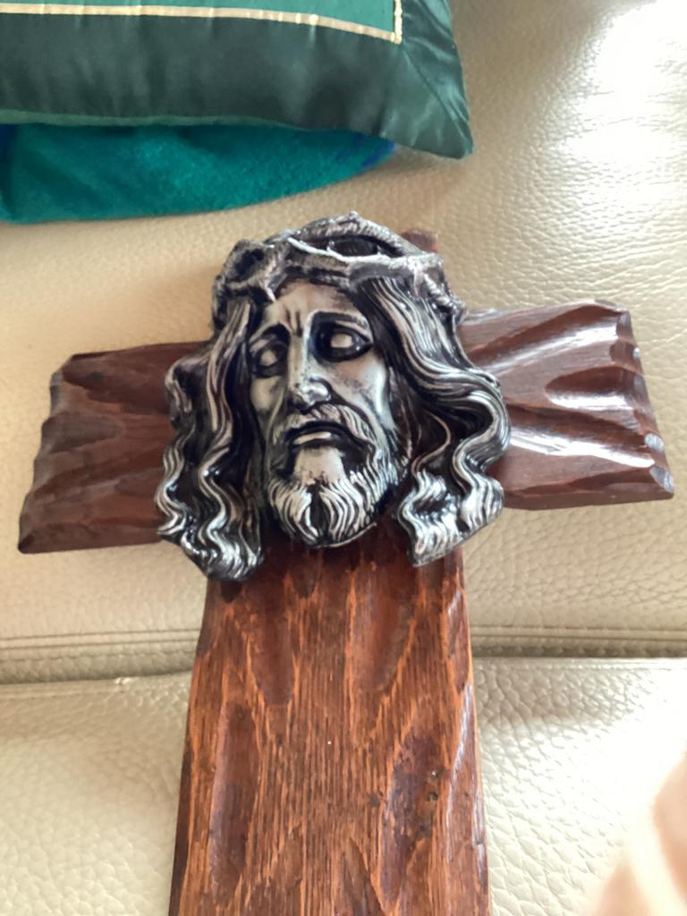 Tête d'épines de Jésus-Christ sur croix de chêne, Antiquités & Art, Enlèvement ou Envoi