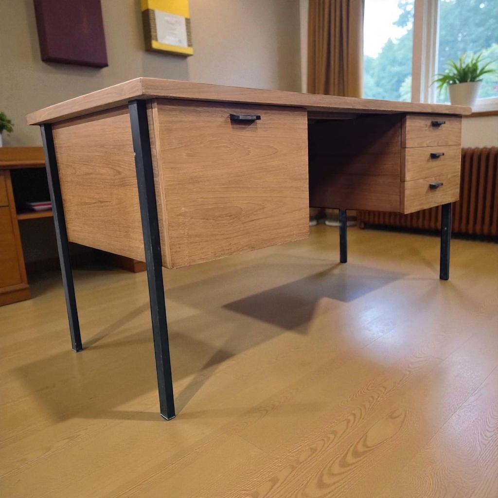 Bureau vintage en bois avec structure en acier noir, Enlèvement ou Envoi