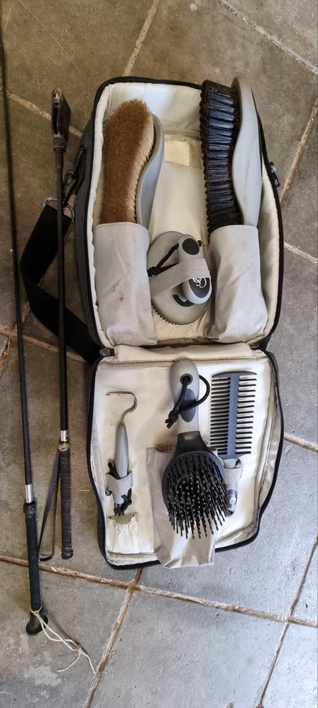 Paardenverzorgset + zwepen