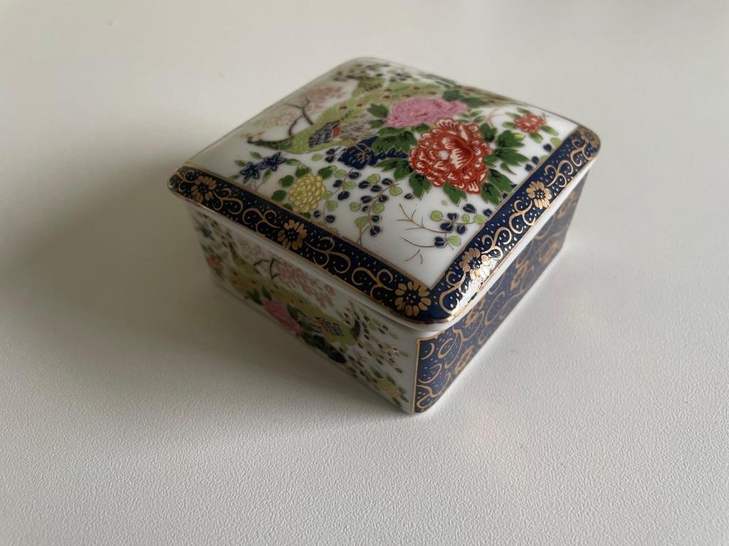 Boîte à bijoux japonaise ancienne Imari, Enlèvement