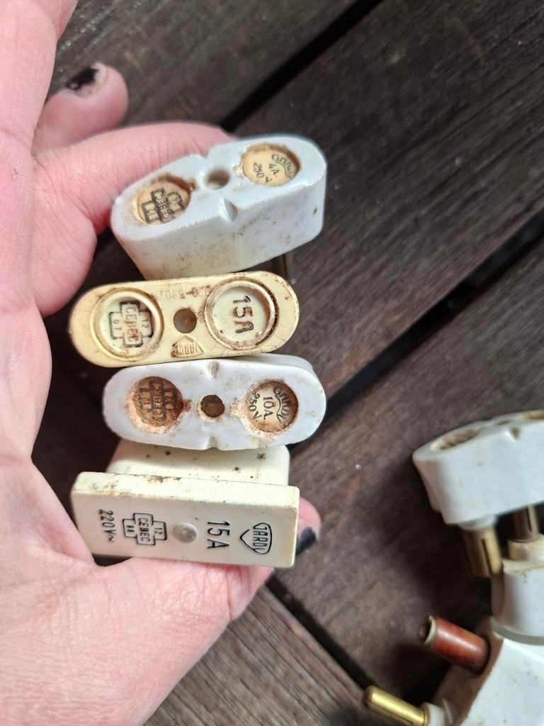 Lot d anciens fusibles a broche porcelaine, Bricolage & Construction, Électricité & Câbles, Enlèvement ou Envoi