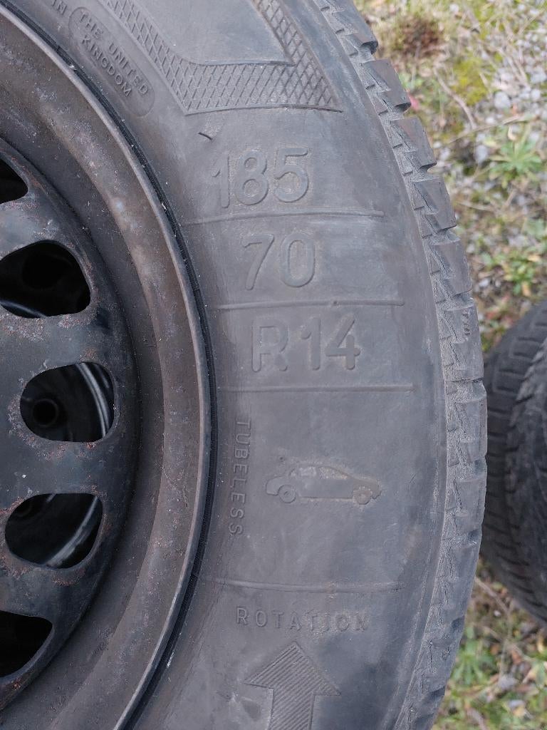 Pneus neige sur jantes en tôle + Enjoliveurs, Autos : Pièces & Accessoires, Pneus & Jantes, 14 pouces, Pneus et Jantes, Pneus hiver