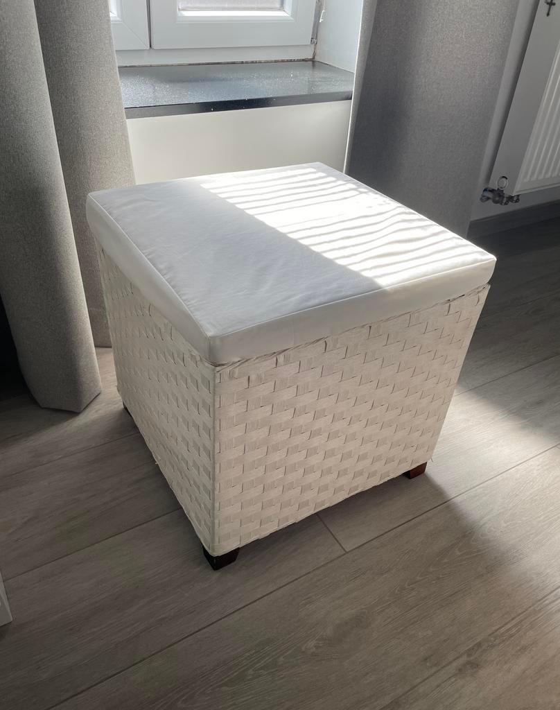 Pouf bac coffre jouets rangement blanc osier carré coiffeuse, Maison & Meubles, Enlèvement, Comme neuf, Carré, Bois
