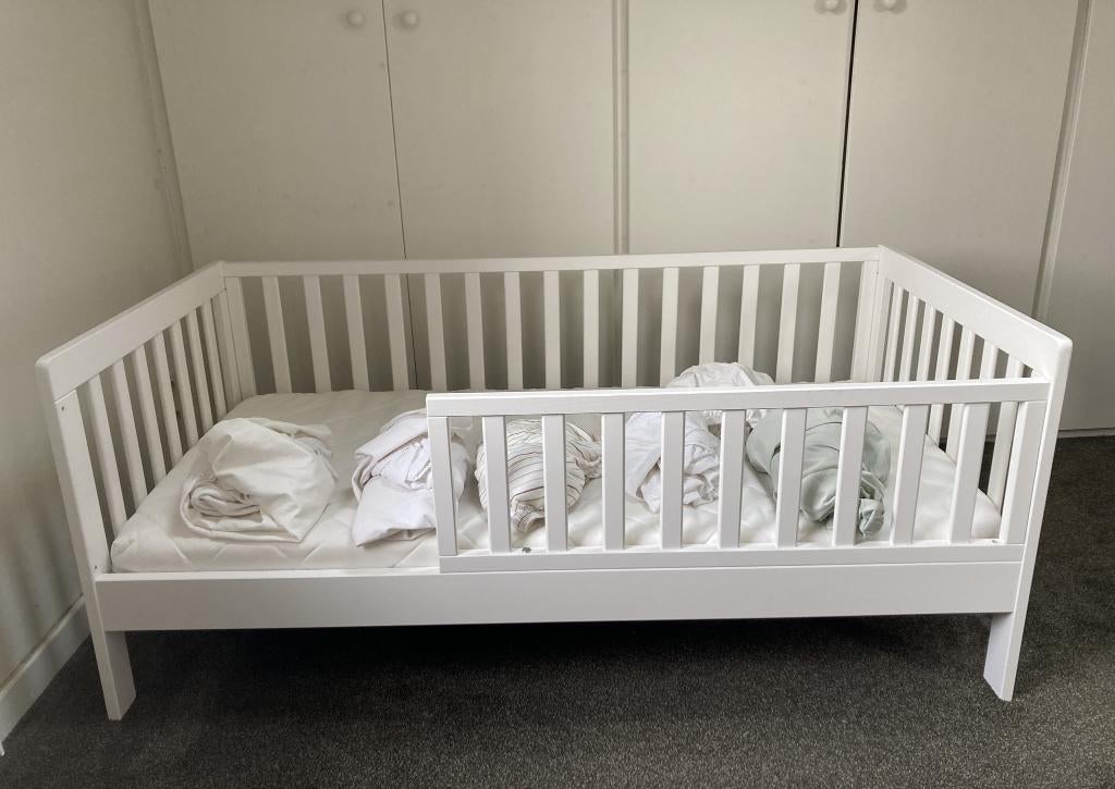 peuterbed Petite Amélie + matras, matrasbeschermers, lakens, 70 à 85 cm, Comme neuf, 140 à 160 cm, Enlèvement