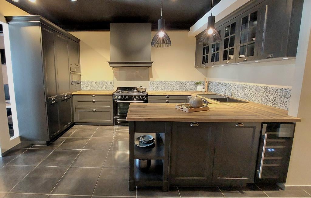 cuisine d'expo a vendre avec gazinière Smeg, Bois, Enlèvement, Cuisine en U, Noir