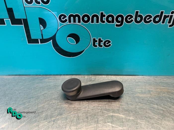 Manivelle de vitre d'un Opel Corsa (Corsa D 07-), Autos : Pièces & Accessoires, Vitres & Accessoires, Opel, Utilisé, 3 mois de garantie