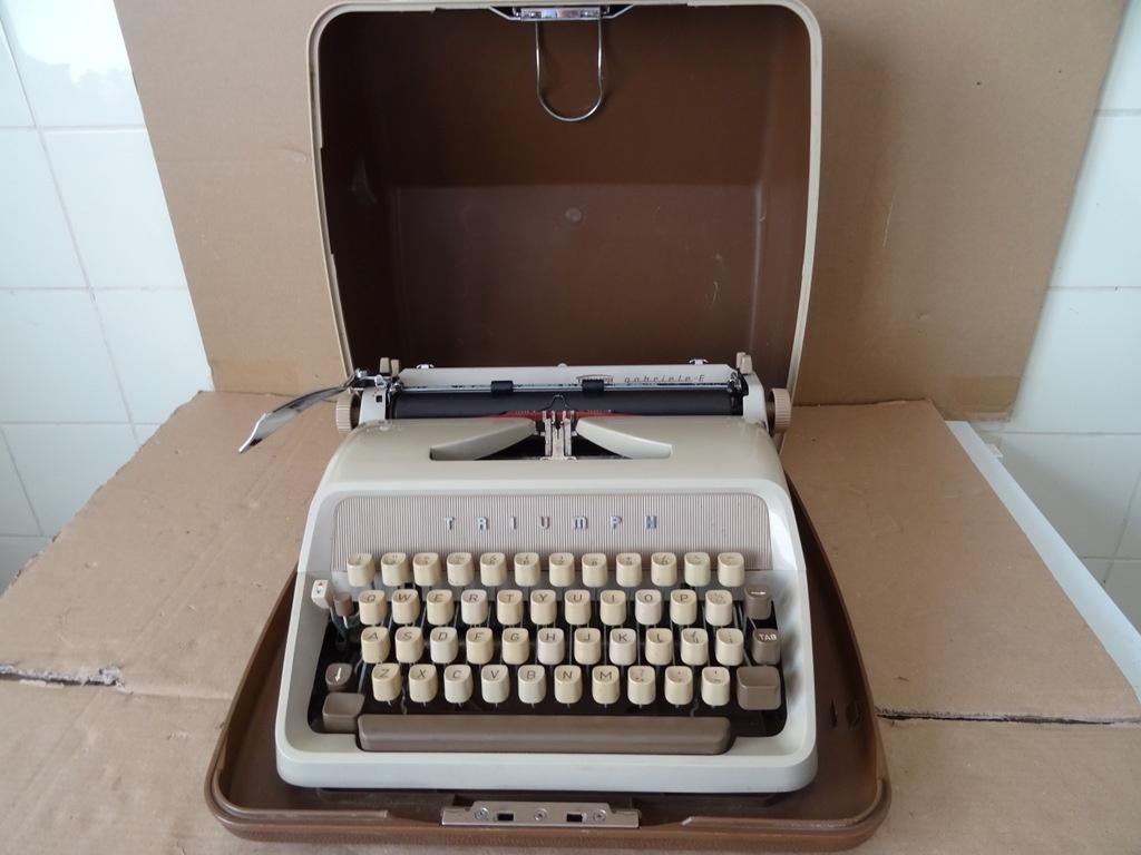 Machine à écrire vintage Machine à écrire Triumph Gabriele E, Antiquités & Art, Enlèvement ou Envoi