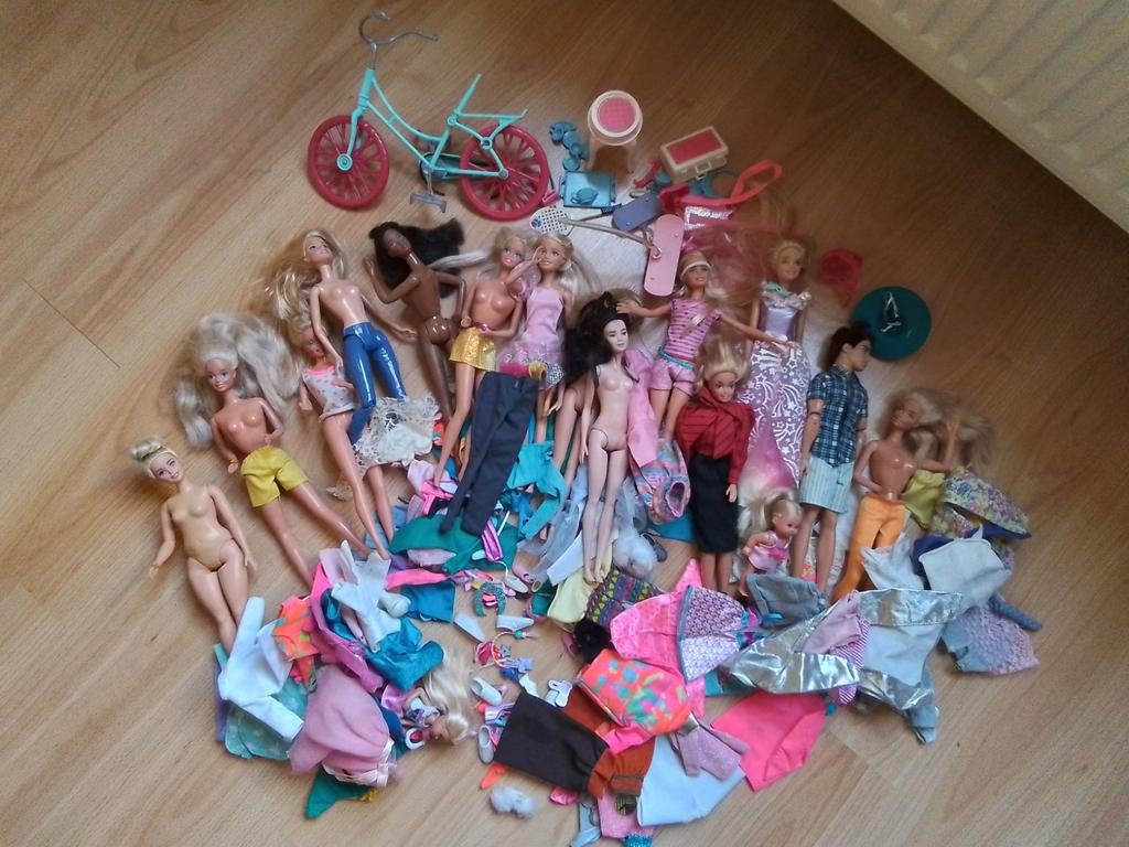 Barbies met kleding en accessoires, Kinderen en Baby's, Ophalen, Gebruikt, Barbie