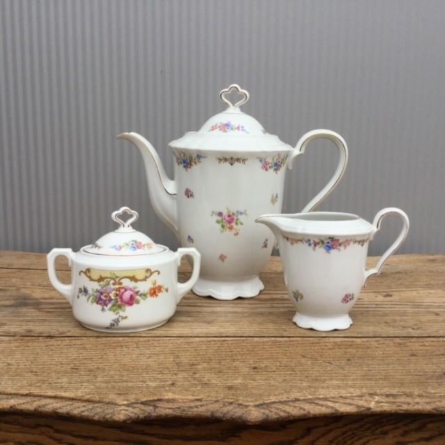 Antieke koffiekan met melk- en suikerpot, Ophalen