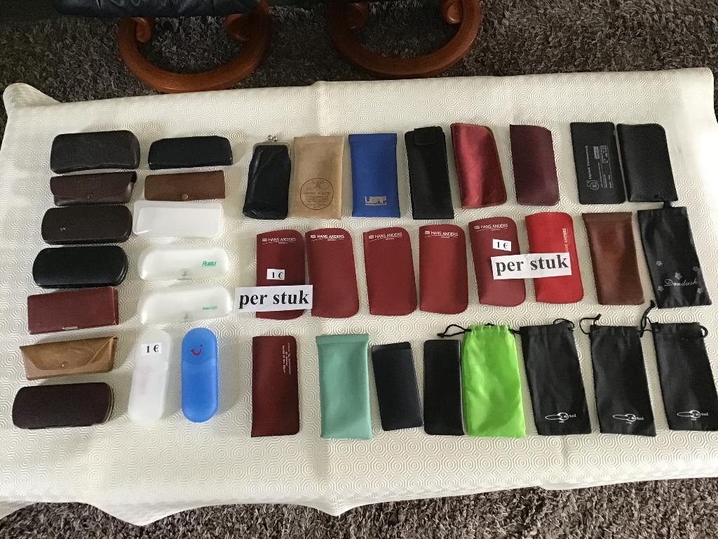 38 étuis à lunettes à 1 euro chacun ou 2 ou 3 euros, Bijoux, Sacs & Beauté, Enlèvement ou Envoi, Comme neuf