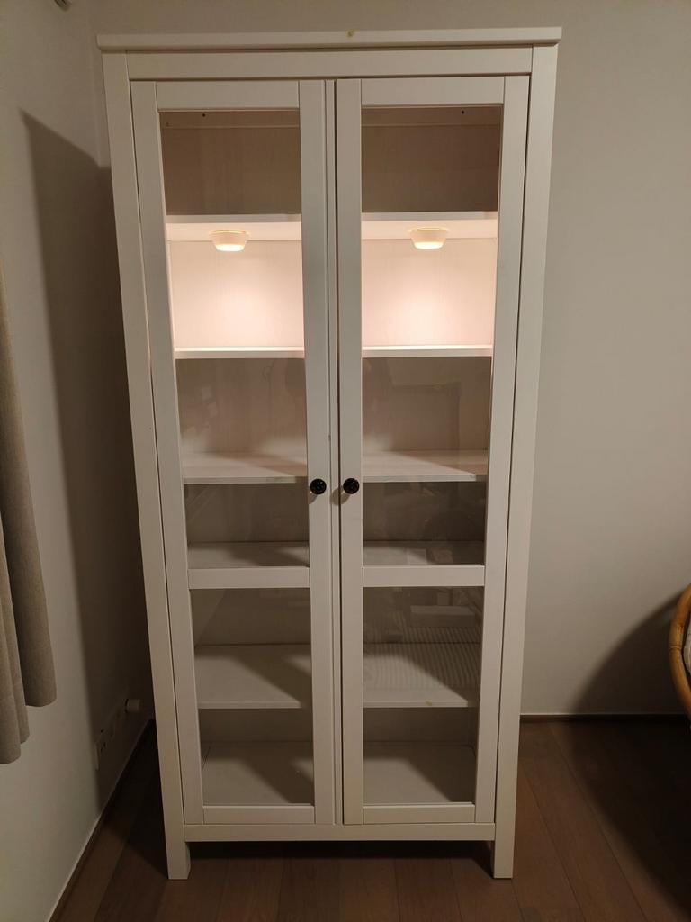 Ikea billie vitrinekast, Enlèvement