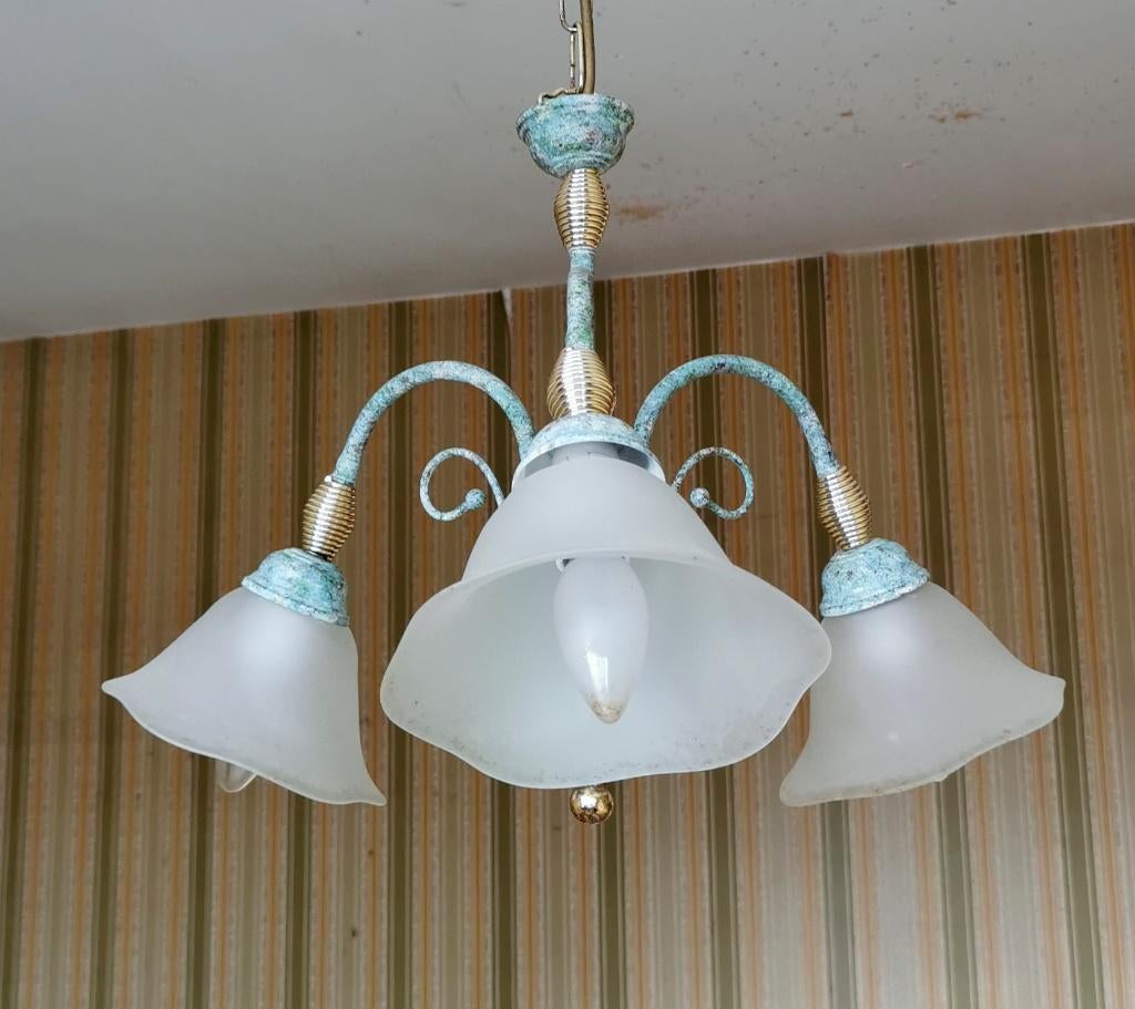Lustre vintage – métal vert patiné & 3 tulipes en verre, Enlèvement, Comme neuf