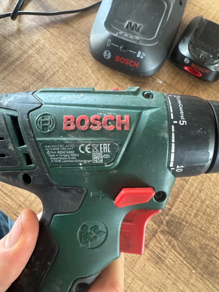 BOSCH boormachine PSR 1440 + 2 batterijen en lader, Ophalen of Verzenden, Gebruikt, Boormachine