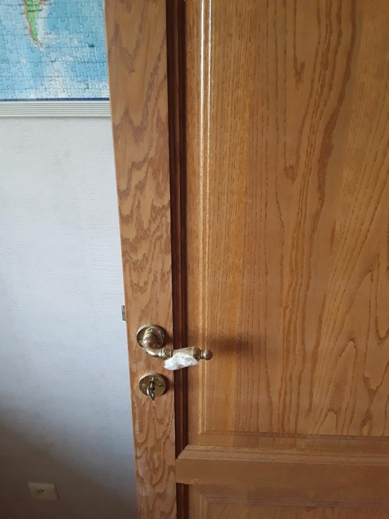 Porte en chêne, Enlèvement