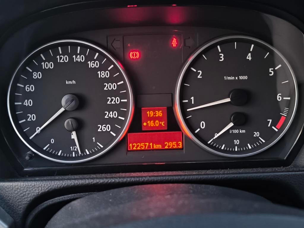 BMW Essence 318i , Euro 4 ,  122000km , Année 2006 ,propre, Autos, Argent ou Gris, Achat, Noir, 5 portes