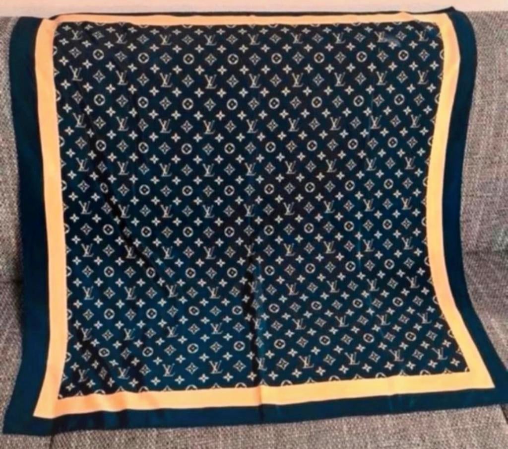 Louis Vuitton zijde sjaal vintage jaren 80, Kleding | Dames, Mutsen, Sjaals en Handschoenen, Verzenden, Zo goed als nieuw, Sjaal
