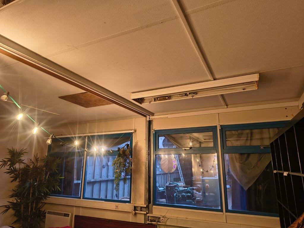 2 gekoppelde bureaucontainers (6,20 m × 3,10 m), Ophalen