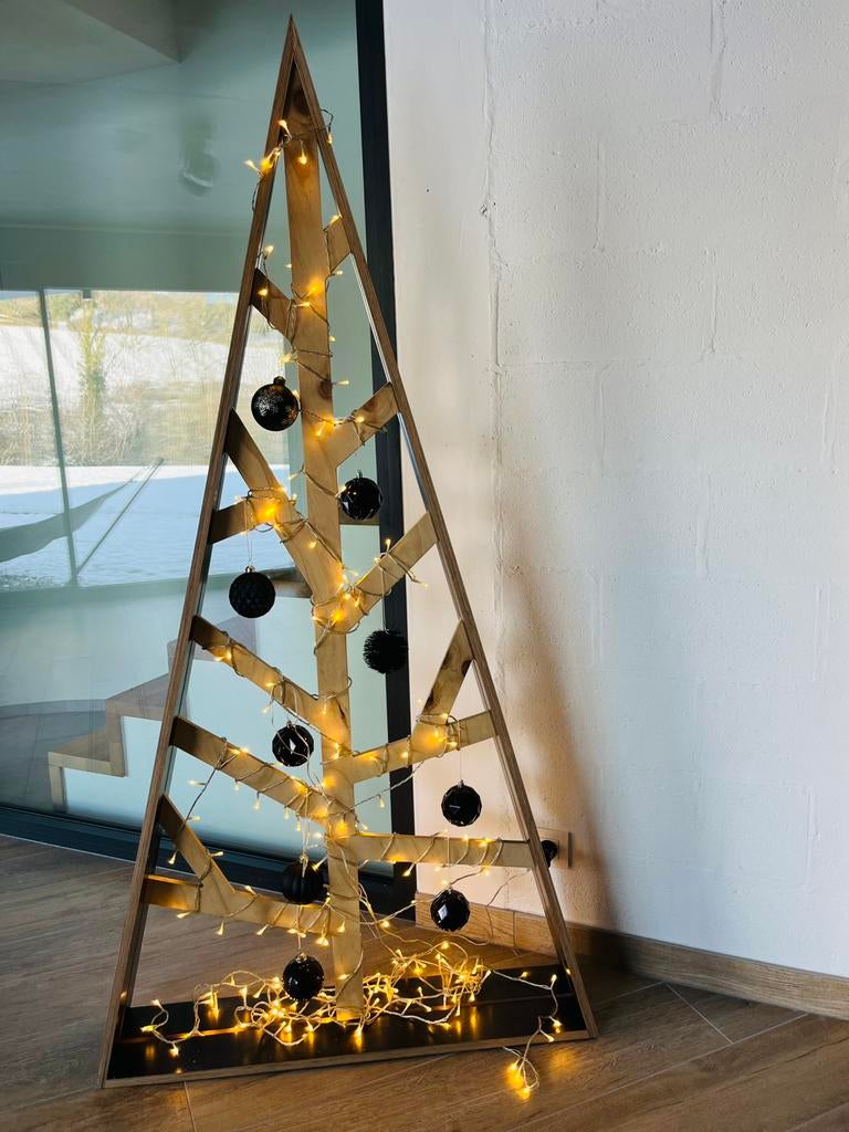Sapin de Noël en bois avec guirlande lumineuse et boules, Enlèvement, Comme neuf