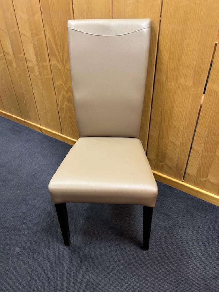 CHAISES MODERNES CAPITONNÉES TABLE À MANGER, Maison & Meubles, Chaises, Comme neuf, Cinq, Six Chaises ou plus, Cuir, Autres couleurs